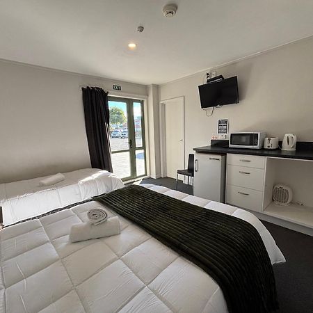 Leopard Hotel Waipukurau Bagian luar foto