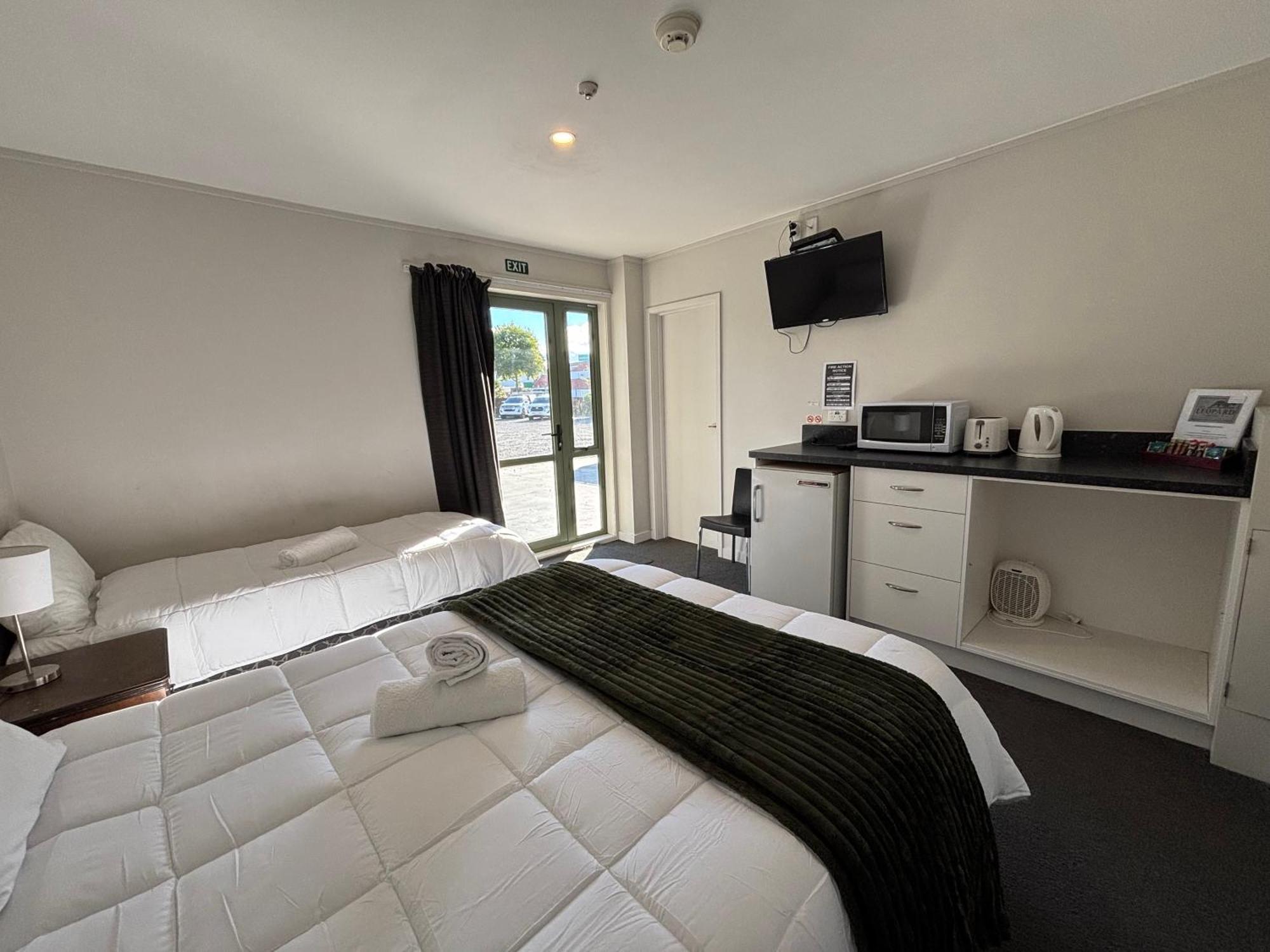 Leopard Hotel Waipukurau Bagian luar foto