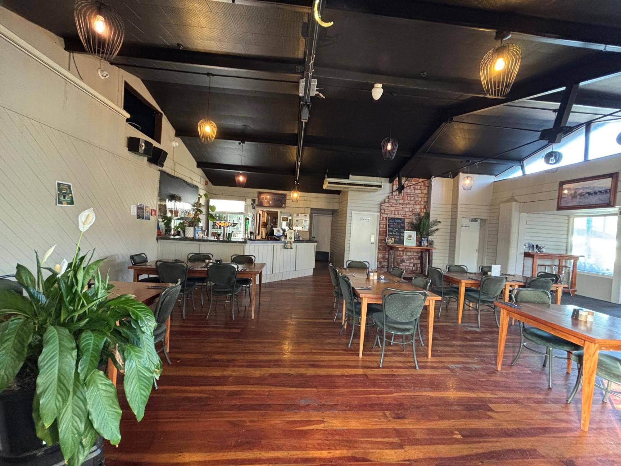 Leopard Hotel Waipukurau Bagian luar foto