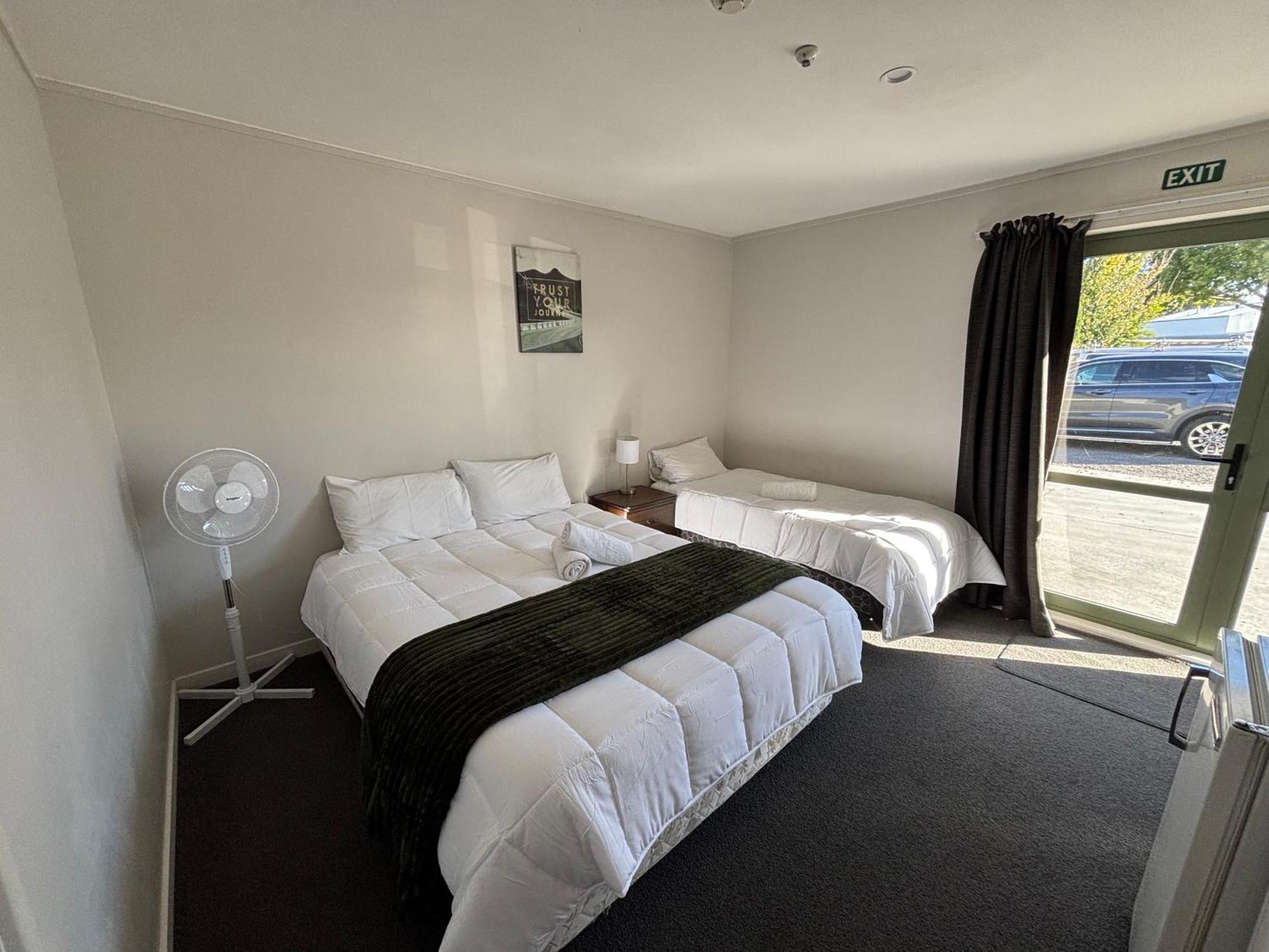 Leopard Hotel Waipukurau Bagian luar foto